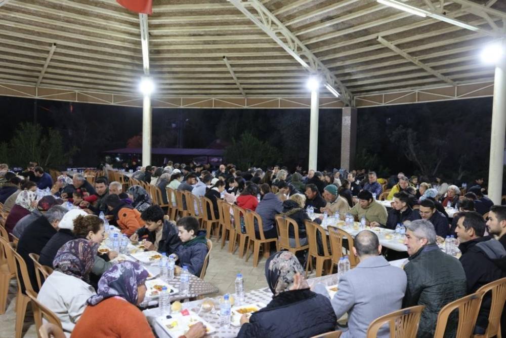 Marmaris Belediyesi, Çamlı Mahallesi’nde iftar yemeği verdi
